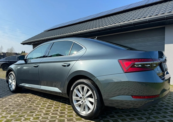 Skoda Superb cena 124900 przebieg: 50000, rok produkcji 2019 z Bełchatów małe 172